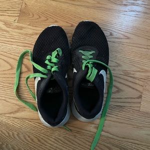 Boy’s Nike sneakers 👟 sz 5Y